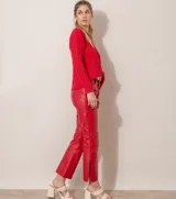 Pantalón de cuero ovino italiano color crema, de corte recto con tajos laterales en el ruedo.