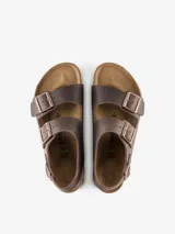 Sandalias Birkenstock Milano en cuero engrasado color marrón habana, con dos correas ajustables y correa trasera. Plantilla anatómica de corcho y látex.