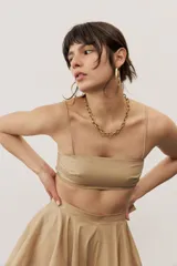 Pantalón estilo falda de color beige, con diseño amplio y fluido, tiro alto y pretina estructurada.