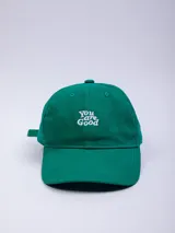 Gorro verde con visera y bordado frontal con la frase "You are Good".