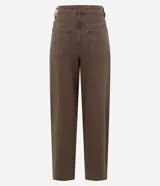 Pantalón de jean color marrón con corte baggy holgado, tiro medio y cierre frontal con cremallera y botón. Incluye un pañuelo estampado decorativo en la cintura.