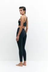 Calza deportiva de tiro alto con estampado tie-dye en tonos violeta y lila, confeccionada en tejido elástico y transpirable.