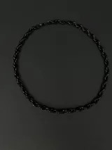 Collar de cadena con eslabones trenzados de diseño robusto y versátil. Fabricado en acero inoxidable con recubrimiento en tono dorado.