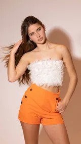 Short de vestir color naranja con botones decorativos.