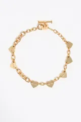 Collar de cadena de eslabones gruesos en tono dorado, adornado con múltiples dijes en forma de corazón distribuidos a lo largo de la pieza. Cuenta con un cierre de barra en T.