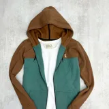 Campera con capucha marrón y verde con cierre frontal y logo bordado en el pecho.