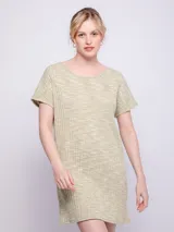 Vestido corto color verde claro, de tela con textura acanalada y cuello redondo. Es de manga corta y corte recto.