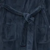 Bata de tejido polar color azul marino, con cuello tipo chal, manga larga, dos bolsillos delanteros y cinturón para ajustar en la cintura.