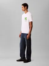Remera de cuello redondo y manga corta confeccionada en algodón. Presenta un estampado gráfico en el pecho con el monograma de la marca en color verde.