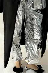 Pantalón parachute plateado con elástico en la cintura y tobillos.