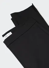 Pantalón skinny de tiro alto y corte crop, con diseño entallado y bolsillos de ribete en la parte posterior. Cuenta con cierre oculto de botón, gancho y cremallera.