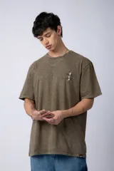 Remera de corte semi-oversize en color naranja con efecto de lavado tipo snow. Presenta un pequeño estampado gráfico en el pecho y cuello redondo.