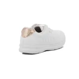 Championes acordonados Comfortflex color blanco con detalles dorados en el talón y laterales.