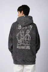 Buzo canguro oversize de algodón friza con efecto de teñido artesanal desgastado. Presenta capucha con cordones negros, bolsillo frontal tipo canguro y estampa pequeña de Popeye en el pecho.