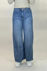 Pantalón de jean estilo wide leg color azul claro, con diseño de costuras diagonales en el frente, tiro alto y cierre frontal con botón.