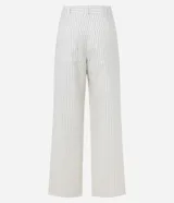 Pantalón wide leg de sarga color crudo con finas rayas verticales. Tiene cintura media con trabillas, bolsillos laterales y traseros.