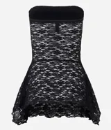 Blusa strapless de encaje negro con escote recto y dobladillo asimétrico con puntas diferenciadas.