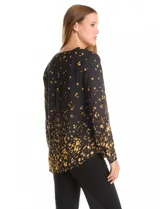 Blusa de gasa con estampado abstracto en tonos amarillos sobre fondo negro. Presenta cuello mao con escote en V y cierre frontal parcial con botones. Las mangas son largas y cuentan con presillas para ajustar su largo.