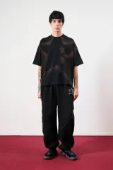 Remerón negro de corte amplio con estampado de estrella difuminada en el frente.