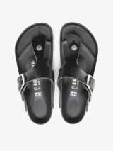 Sandalias Birkenstock modelo Gizeh Big Buckle, color negro, con tira de cuero engrasado y hebilla grande plateada.