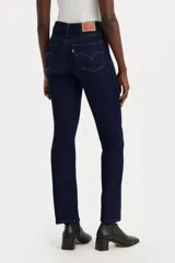 Jeans Levi's 314 Shaping Straight de tiro medio, corte ajustado en cadera y muslos, y pierna recta. Confeccionados con tecnología Levi's Sculpt Hypersoft y panel Tummy-Slimming.