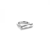 Anillo plateado de metal con tubo horizontal.