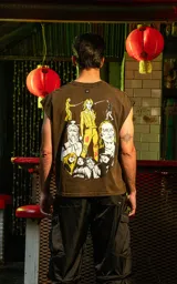Sudadera sin mangas (tipo chaleco) color marrón óxido con estampado gráfico en la espalda inspirado en la película Kill Bill, con personajes de estilo cómic.