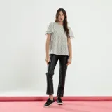 Blusa estampada con cuello redondo y mangas cortas con volados.