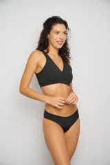 Top deportivo negro con escote en V y breteles anchos. Ideal para practicar deportes o usar como bikini.