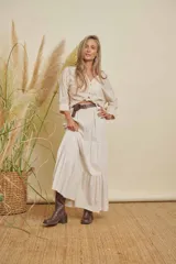 Pollera larga color beige, de corte holgado con volados en la parte inferior.