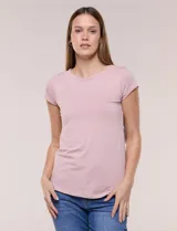 Remera básica de manga corta y calce al cuerpo, color rosado, con cuello redondo clásico y acabado recto en el ruedo.