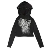 Remera de manga larga con capucha integrada, color negro con estampado gráfico frontal en blanco. La capucha presenta detalles de ojales metálicos decorativos.