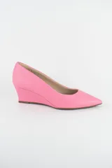 Zapatos cerrados de ecocuero color marrón, con punta fina y taco corrido.