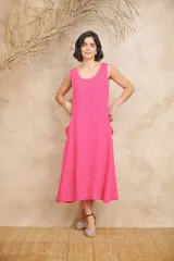 Vestido midi lila de lino, corte amplio, sin mangas y con bolsillos laterales con volados.