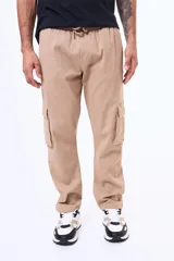 Pantalón cargo de gabardina color beige, con cintura elástica y cordón de ajuste, bolsillos laterales con solapa y corte recto.