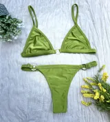 Bikini verde con tela metalizada, corpiño triángulo con argolla de zamak y colaless regulable con argollas.