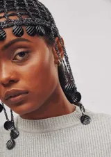 Casquete tejido a mano en croché tipo rejilla en motivos florales multicolor.