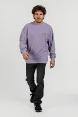 Buzo lila de corte oversize con cuello redondo y parche con logo en el pecho.
