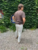 Pantalón de jean color hueso, corte recto y tiro medio.