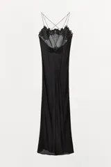 Vestido midi semitransparente de viscosa, con escote redondo y detalles de nervios marcados. Presenta tirantes finos dobles que se cruzan en la espalda y aplicaciones de bordados florales a tono en la parte superior.