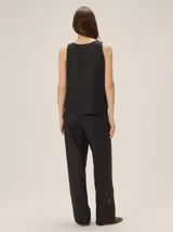 Pantalón de corte clásico y pierna recta, confeccionado en mezcla de lino, algodón, viscosa y poliéster. Cuenta con cintura elastizada.