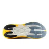 Championes de running New Balance modelo 1080 v15, de color blanco con detalles en amarillo y gris. Presentan capellada de malla transpirable, suela amortiguada en tono amarillo y el logotipo "N" característico en los laterales.