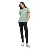 Remera Merrell de manga corta y cuello redondo color verde, con pequeño estampado de la marca en el pecho.