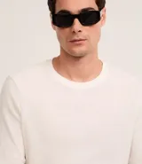 Remera de manga larga color blanco, confeccionada en tejido waffle texturizado, con cuello redondo y corte regular.