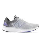 Championes de running New Balance modelo Fresh Foam 680v7, color gris con detalles en negro y azul.