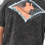 Remera Rip Curl modelo Raw Energy Thrash Tee de efecto acid wash en color negro, con mangas cortas, cuello redondo y pequeño diseño estampado en el pecho.