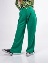 Pantalón sastrero verde esmeralda de tiro alto con pinzas delanteras, bolsillos delanteros y traseros, y tajito lateral.