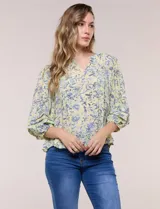 Blusa holgada de gasa estampada en tonos amarillos y azules, con cuello en V, mangas 3/4 abullonadas y alforzas horizontales.
