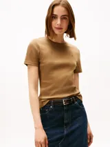 Remera marrón de algodón con cuello redondo y corte slim fit.