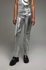 Pantalón plateado de cuero de oveja, tiro medio, calce recto, con bolsillos frontales con cierre metálico y bolsillos traseros tipo jeaneros.